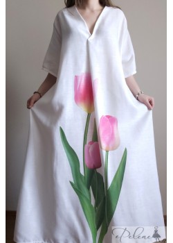 Nauja balta lino suknelė puošta tulpėmis